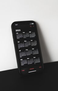 Calendario 2023 en un móvil para controlar que prescriban las deudas