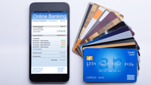 Web de la banca online en un móvil con tarjetas de crédito
